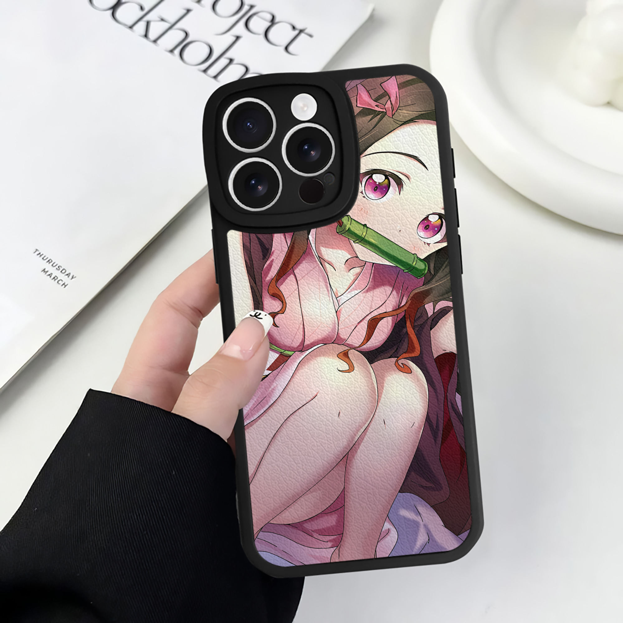 （画像用） 鬼滅の刃（きめつのやいば）竈門 禰󠄀豆子／かまど ねずこ Kamado Nezuko 【iPhone 16シリーズ対応】シリコンスマホケース（レザー調） 材質：シリコン